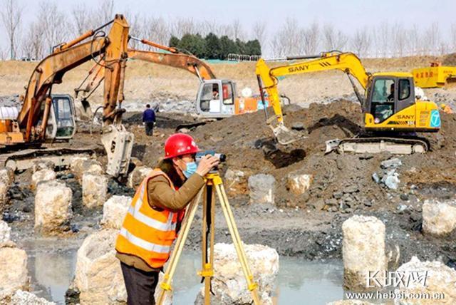 河北省第四届园林博览会展览园区加班加点施工,保障工程建设进度.