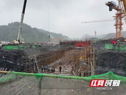 张吉怀铁路凤凰古城站房建设施工忙